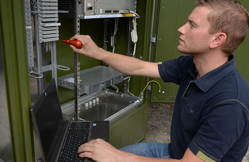 Arbeiten am Technikschrank: Nach Fertigstellung der Tiefbauarbeiten können die Technikschränke für schnelles Internet aufgestellt werden. Foto: David Hecker / EWE TEL GmbH
