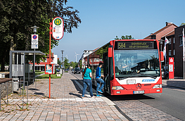 Bus der Linie 584 am Kirchplatz