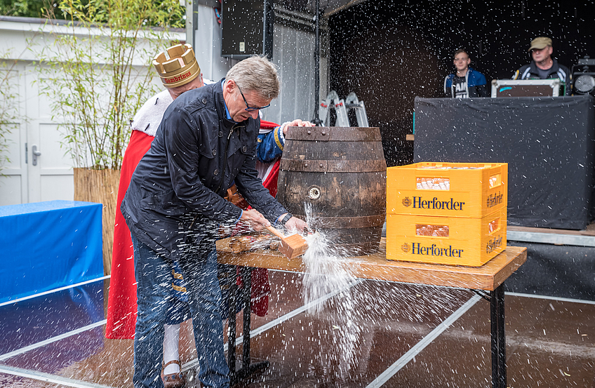 Nachdem der Regen von oben abgeklungen war, sorgt Bürgermeister Otto Steinkamp beim Fassanstich für die nächste Erfrischung.