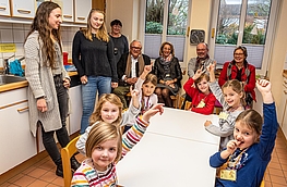Mitglieder des MINT-Netzwerks im Andreaskindergarten: Britta Finke, Wolfgang Rabe, Anna Margret Rethmann, Hubert Bartke und Kornelia Böert schauen den „Sandkasteningenieuren“ bei der „Arbeit“ zu.