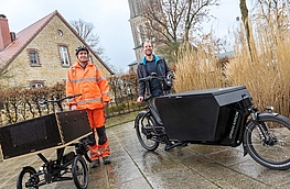Bauhofmitarbeiter Bernd Krümberg und Klimaschutzmanager Stefan Sprenger mit den neuen Lastenfahrrädern.