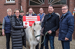 Spendenübergabe mit Therapiepferd Zwiebel (von links): Annette Bohnenkämper, Kornelia Böert, Karl Bohnenkämper, Manfred Inden, Monika Scholz, Heiko Cieslik (alle Firma Wittfeld) und Bürgermeister Otto Steinkamp.