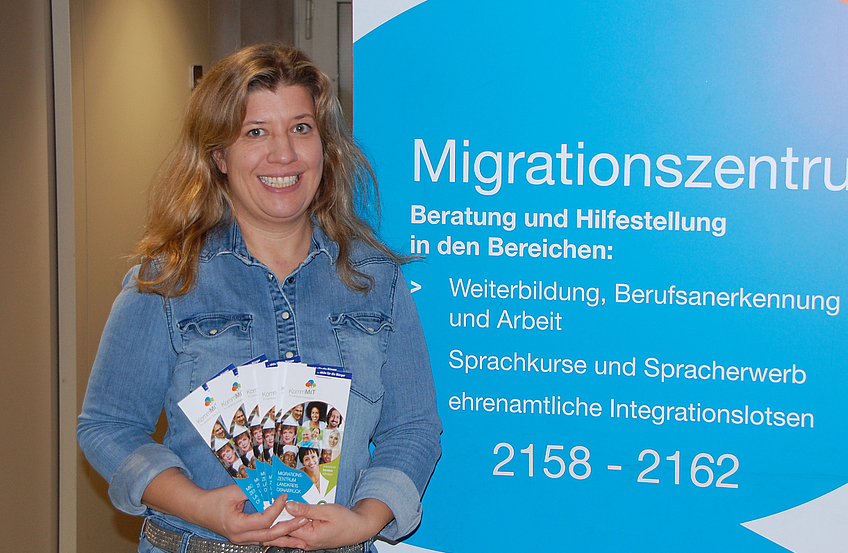 Judith Fülling vom Migrationszentrum des Landkreises Osnabrück berät Menschen mit Zuwanderungsgeschichte im Wallenhorster Rathaus. Foto: MaßArbeit / Frank Bertram