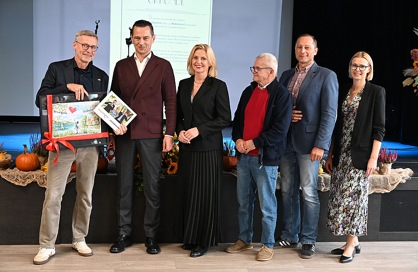Bürgermeister Otto Steinkamp mit seinem polnischen Amtskollegen Michał Kontraktowicz, dessen Stellvertreterin Magdalena Matracka sowie Jerzy Raczyk, Artur Bal und Monika Jabłońska seitens der Gemeinde Stawiguda.
