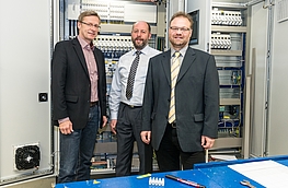 Geschäftsführer Ralf Koch (Mitte) zeigte Bürgermeister Otto Steinkamp (links) und Wirtschaftsförderer Frank Jansing einen kleinen Teil von 700 Metern Schaltschränken, die er mit seinem Team jährlich baut.