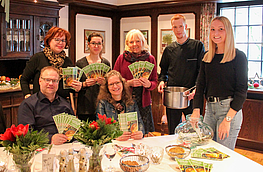 Die Tourismusfachleute der VarusRegion ziehen die Gewinner der Genussgutscheine.