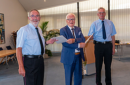 Alfred Lindner überreicht die Entlassungsurkunden an Ulrich Beimesche (links) und Georg Vennemann.