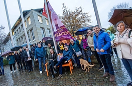 Leonie Winter und Otto Steinkamp hissen gemeinsam mit zahlreichen Gästen die Flagge gegen Gewalt an Frauen.