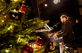 Pianist Marcus Tackenberg beim Weihnachtskonzert in der Hofstelle Duling.