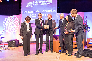 Der Stein des Anstoßes wurde an Manfred Schürmann (3. von links) verliehen. Zu den ersten Gratulanten zählten (von links) Angelika Bayer, Otto Steinkamp, Eugen Gehlenborg, Renate Zimmer und Sven Lake.