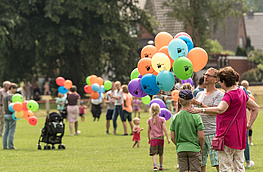 Luftballonausgabe auf dem Wallenhorster Sportplatz.