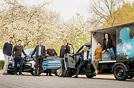 Bereit für den Auftakt der Roadshow zur Elektromobilität: Jonathan Fietz (von links), Julian Isken, Michael Fedler, Andreas Witte (alle Landkreis Osnabrück), Christoph Determann (Autopark Nahne – Rahenbrock), Landrat Michael Lübbersmann, Silviya Staneva und Gertrud Heitgerken (beide Landkreis Osnabrück). Foto: Landkreis Osnabrück / Moritz Münch