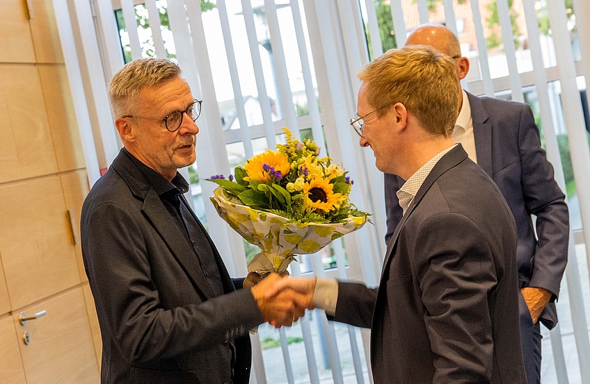 Bürgermeister Otto Steinkamp gratuliert seinem Nachfolger Michael Lührmann zum Wahlerfolg.