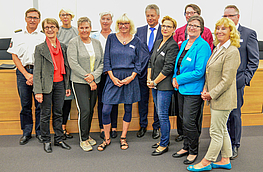 „Gleichstellung sichtbar machen“ wollen die Teilnehmenden der Auftaktveranstaltung im Kreishaus (von links): Michael Maßmann (Leitender Polizeidirektor der Polizeiinspektion Osnabrück), Prof. Dr. Konstanze Plett (Universität Bremen), Moderatorin Annette Wiede, Kornelia Krieger (BISS Osnabrück), Monika Holtkamp (Kriminalhauptkommissarin, Präventionsteam PI Osnabrück), Dr. Sabine Bohne (Universität Osnabrück), Bernhard Witthaut (Polizeipräsident Osnabrück), Katja Weber-Khan (Gleichstellungsbeauftragte der Stadt Osnabrück), Silke Gardlo (Gleichberechtigung und Vernetzung e. V.), Monika Schulte (Gleichstellungsbeauftragte Landkreis Osnabrück), Andrea Frenzel-Heiduk (Niedersächsisches Ministerium für Soziales, Gesundheit und Gleichstellung) und Kreisrat Dr. Winfried Wilkens. Foto: Landkreis Osnabrück