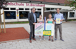 Stellvertretend für alle Schülerinnen und Schüler der St. Bernhard-Schule überreichten Sophia Tigges (zweite von links) und Greta Burs die gesammelten „grünen Meilen“ an Bürgermeister Otto Steinkamp und Klimaschutzmanager Stefan Sprenger (rechts