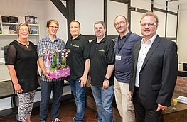 Blumen zu Eröffnung (von links): Kornelia Böert, Stefan Sprenger, Michael Kupschus, Matthias Herde, Thomas Dreiling und Frank Jansing.