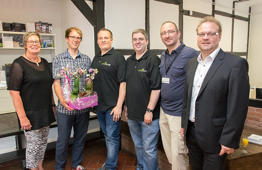 Blumen zu Eröffnung (von links): Kornelia Böert, Stefan Sprenger, Michael Kupschus, Matthias Herde, Thomas Dreiling und Frank Jansing.