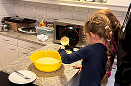 Die Kinder backen frische Waffeln.