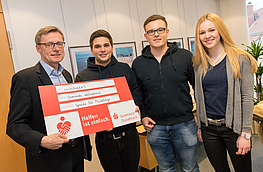 Bürgermeister Otto Steinkamp nahm die Spende der Ruller Messdiener von Marco Wellmann, Mirko Kleine und Antonia Meyer (von links) dankend entgegen.