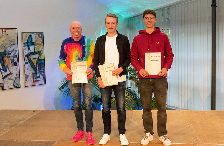 Platz 1 bei den Sportlern: Matthis Westendarp (Mitte) mit Dirk Kahlmeyer (links) und Magnus Sowacki.