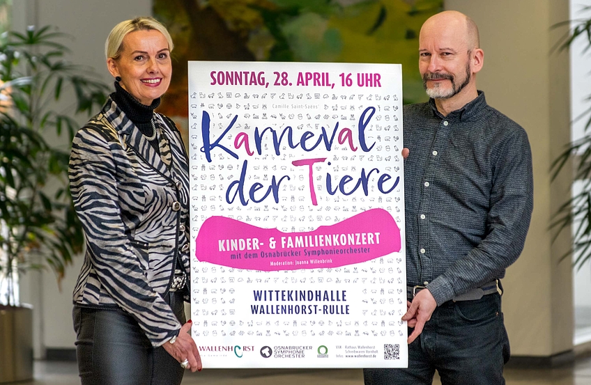 Margret Terglane und Jens Petering mit dem Konzert-Plakat.