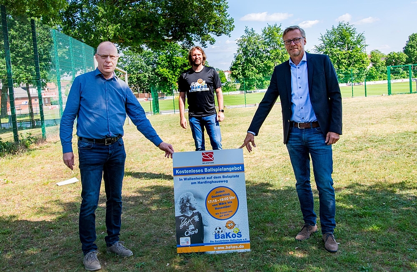 Freuen sich auf den Start des offenen Ballspielangebots in Wallenhorst: Andreas Albers (Gemeindeverwaltung), Stefan Wessels und Bürgermeister Otto Steinkamp (von links).