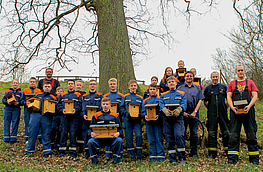 Die Jugendfeuerwehr und ihre Betreuer mit den selbst gebauten Vogelnistkästen.