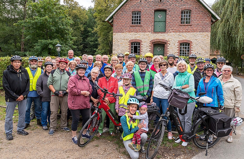 Etwa 50 Radlerinnen und Radler eröffnen die Hufeisen-Route im Rahmen des Stadtradeln-Auftakts 2019.