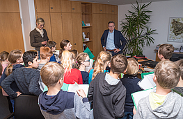 Aufgestellt wie im Chor und mindestens so diszipliniert wie ein solcher, arbeiten die Viertklässler ihre Fragen an Bürgermeister Otto Steinkamp ab.