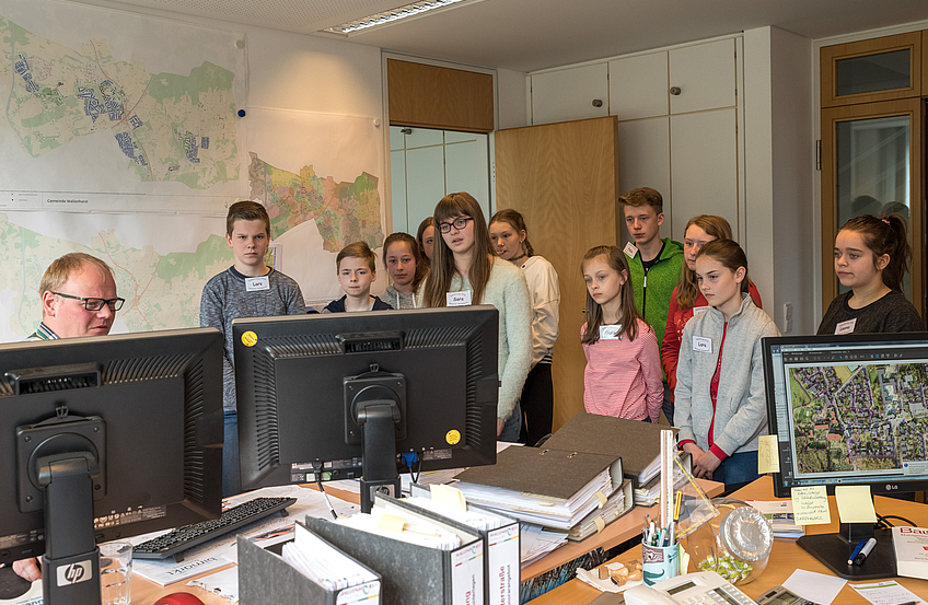 Einen Einblick in die Geodaten gewährt Martin Heidkamp (links) den Schülerinnen und Schülern.