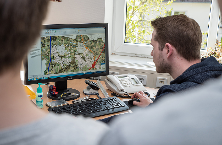 Sieht ähnlich aus wie Google Maps, ist aber das Geoinformationssystem der Gemeindeverwaltung, das Christian Stöber den Jugendlichen vorstellt.