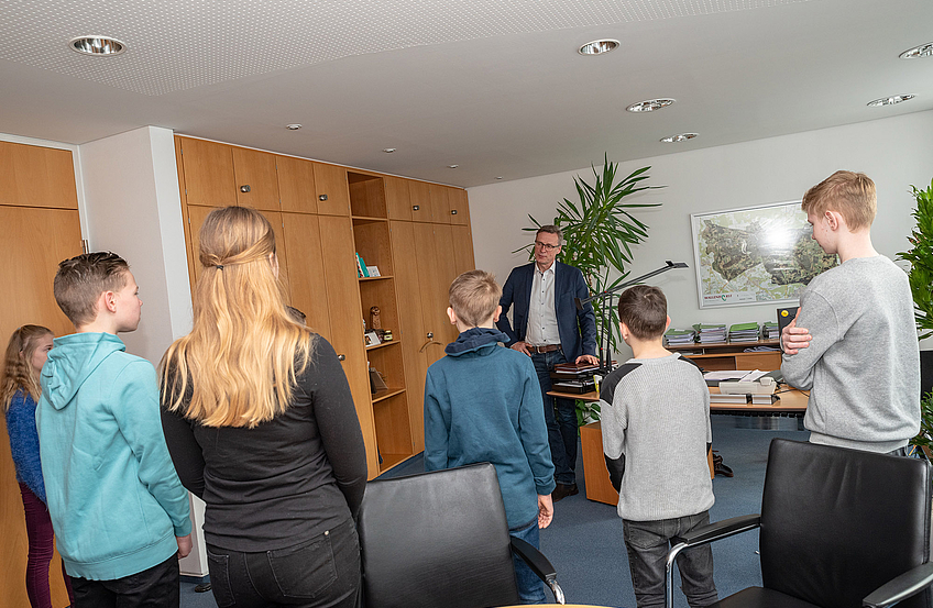 Bürgermeister Otto Steinkamp begrüßt die Kinder am Zukunftstag im Rathaus.