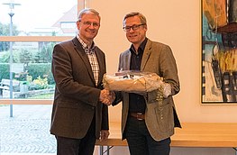 Bürgermeister Otto Steinkamp (rechts) dankt Karl-Heinz Ast für sein achtjähriges ehrenamtliches Engagement.