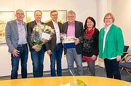 Rüdiger Mittmann (Fachbereichsleiter Bürgerservice und Soziales), Jörg Temmeyer und Bürgermeister Otto Steinkamp danken Hermann Claushallmann und dessen Ehefrau Margret und begrüßen Anita Sutthoff (von links).