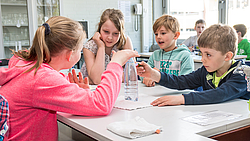 Lernen macht Spaß: Schüler experimentieren beim „Projekttag Magnetismus“