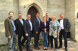 Im Dialog zum Radweg entlang der L109 (von links): Manfred Wellmann, Dr. Winfried Wilkens, Guido Pott, Olaf Lies, Kathrin Wahlmann, Bürgermeister Otto Steinkamp, Anna Schwegmann und Ludger Meyer.