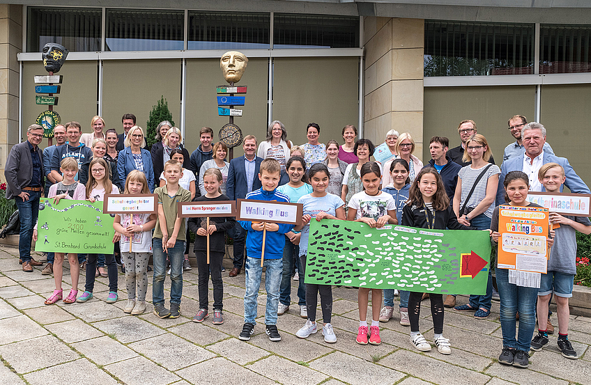 Für viele gute Projekte zum Thema Energiesparen und Klimaschutz erhalten die Wallenhorster Grundschulen und Kindergärten Gold- und Silberauszeichnungen im Rahmen des Klimaschutzprojektes.