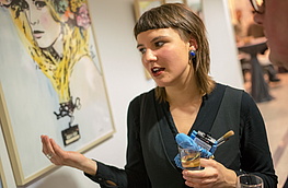 Katrin Lazaruk erklärt den Ausstellungsbesuchern, wie sie ihre Werke erstellt.