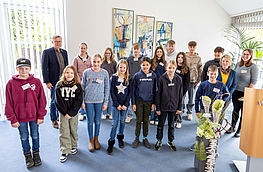 Bürgermeister Otto Steinkamp begrüßt die Schülerinnen und Schüler im Ratssaal.