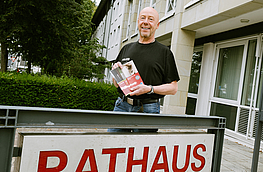 Ralf Bergander von der Polizei Bramsche stellt die Broschüre zum Einbruchschutz vor.