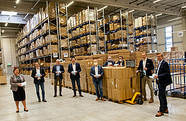 Bärbel Rosensträter (Landkreis Osnabrück), Marc Schewski (Hilter), Heiner Pahlmann (Bramsche), Tobias Avermann (Bad Laer), Andreas Dreier (Melle), Viktor Hermeler (Belm), Guido Halfter (Bissendorf), Björn Schütte und Otto Steinkamp (von links) nehmen die ersten Schutzmasken in Empfang.