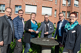 Spendenübergabe zugunsten der 72-Stunden-Aktion (von links): Wirtschaftsförderer Frank Jansing, Stefan Ludwig (Wir für Wallenhorst), Bernhild Diekriede, Hans-Jürgen Klumpe (Wir für Wallenhorst), Bürgermeister Otto Steinkamp und Beate Dasenbrock (St. Josefshaus).
