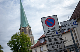 Eine Parkscheibe benötigen Fahrerinnen und Fahrer von Elektroautos im Wallenhorster Zentrum ab sofort nicht mehr.