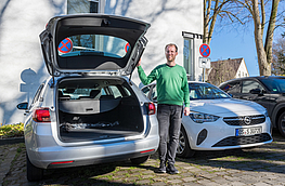Stefan Sprenger zeigt den geräumigen Kofferraum des Opel Astra Kombi.