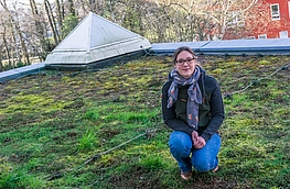 Isabella Markfort auf einem begrünten Flachdach.