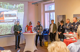 Bürgermeister Otto Steinkamp (links) und Hans-Jürgen Klumpe (3. von links) begrüßen die Gäste im Ruller Haus.
