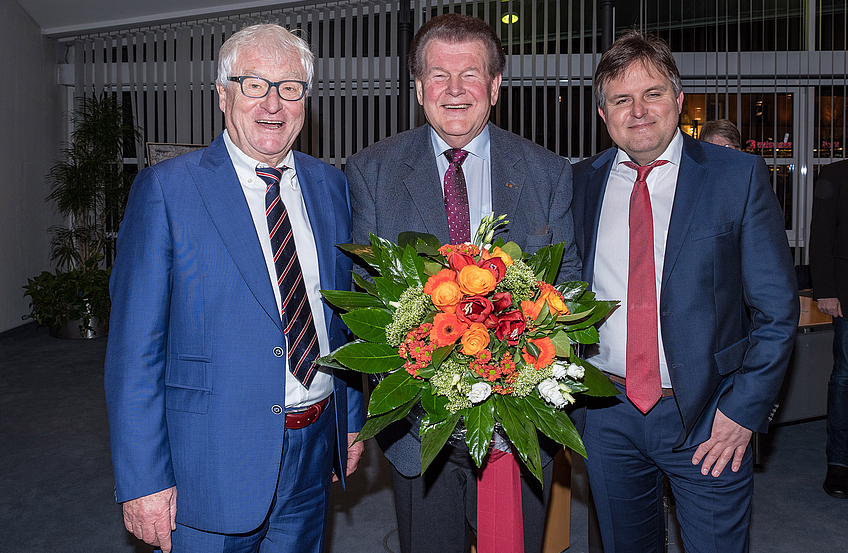 Die drei ehrenamtlichen Stellvertreter des Bürgermeisters unter sich: Alfred Lindner (links) und André Schwegmann (rechts) gratulieren Alfons Schwegmann zum Ratsjubiläum.