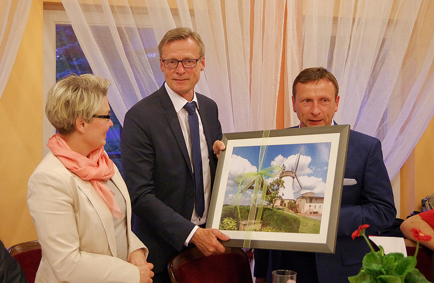 Geschenkübergabe beim offiziellen Abendessen in Łańsk am See: Bürgermeisterin Irena Derdoń, Bürgermeister Otto Steinkamp und Dolmetscher Marek Wanik (von links).