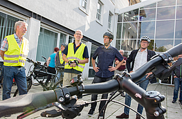 Bürgermeister Otto Steinkamp, Stefan Sprenger und Wolfgang Driehaus (von rechts) erläutern den Zweck der ersten verkehrspolitischen Radtour.