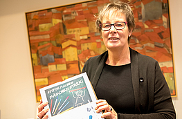 Kornelia Böert wirbt für die Aktion „Stifte machen Mädchen stark“.